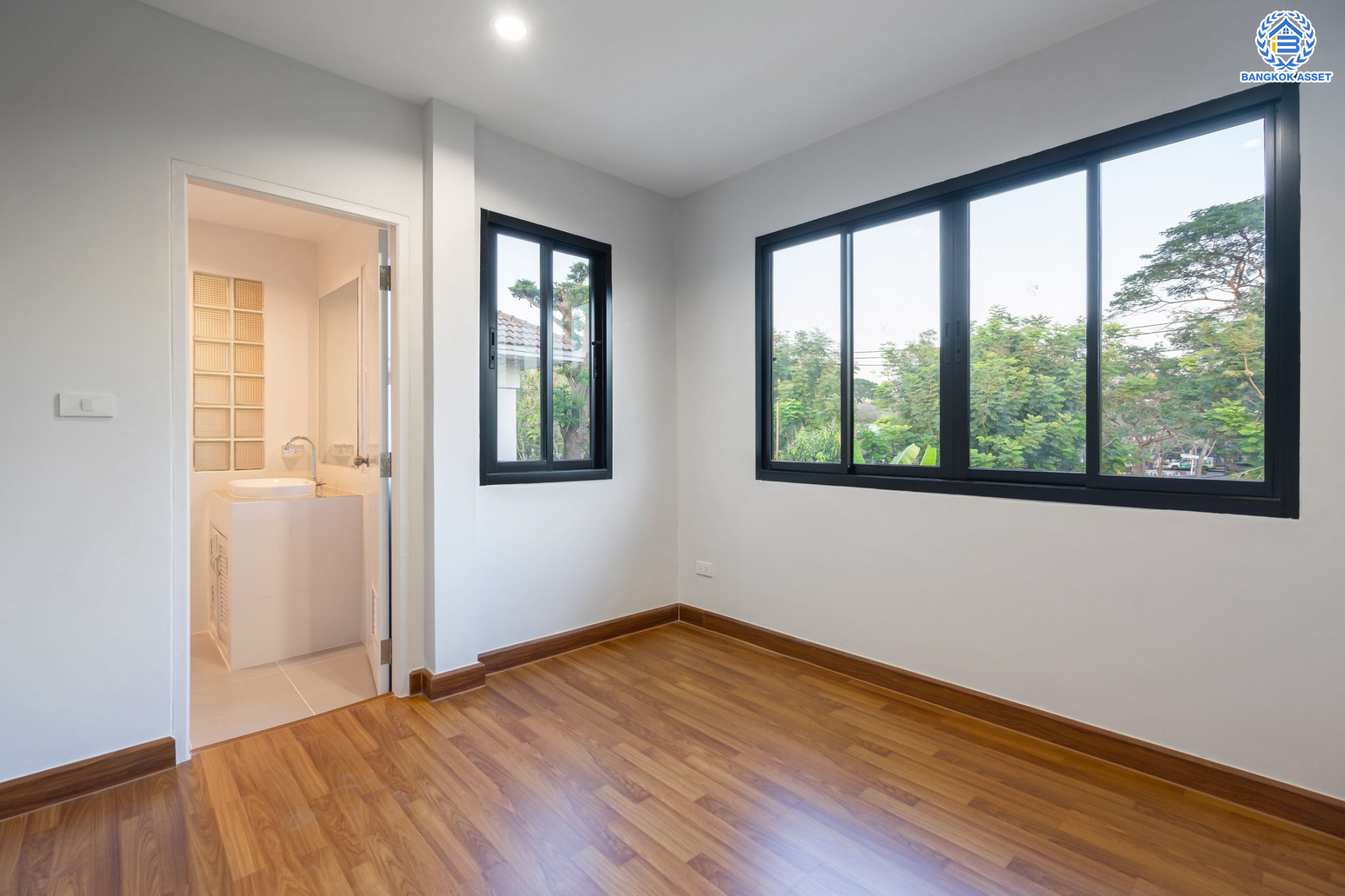 บ้านมือสองตกแต่งใหม่ ม.ชัยพฤกษ์ บางบัวทอง บ้านเดี่ยว หลังมุม แบรนด์ LH เนื้อที่ 92.3 ตร.ว. ฟังก์ชัน 3 ห้องนอน 4 ห้องน้ำ 1 ห้องแม่บ้าน จอดรถได้ถึง 3 คัน มีพื้นที่บริเวณบ้านกว้างขวางกว่า 195 ตร.ม. พร้อม Facilities ครบครัน บนทำเลเดินทางสะดวก ติดถนนบางกรวย-ไทรน้อย ใกล้เซ็นทรัลเวสต์เกต และรถไฟฟ้าสายสีม่วง "สถานีบางพลู"